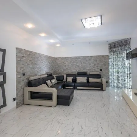 Moderno Di 3 Locali Tatil Evi Cenova